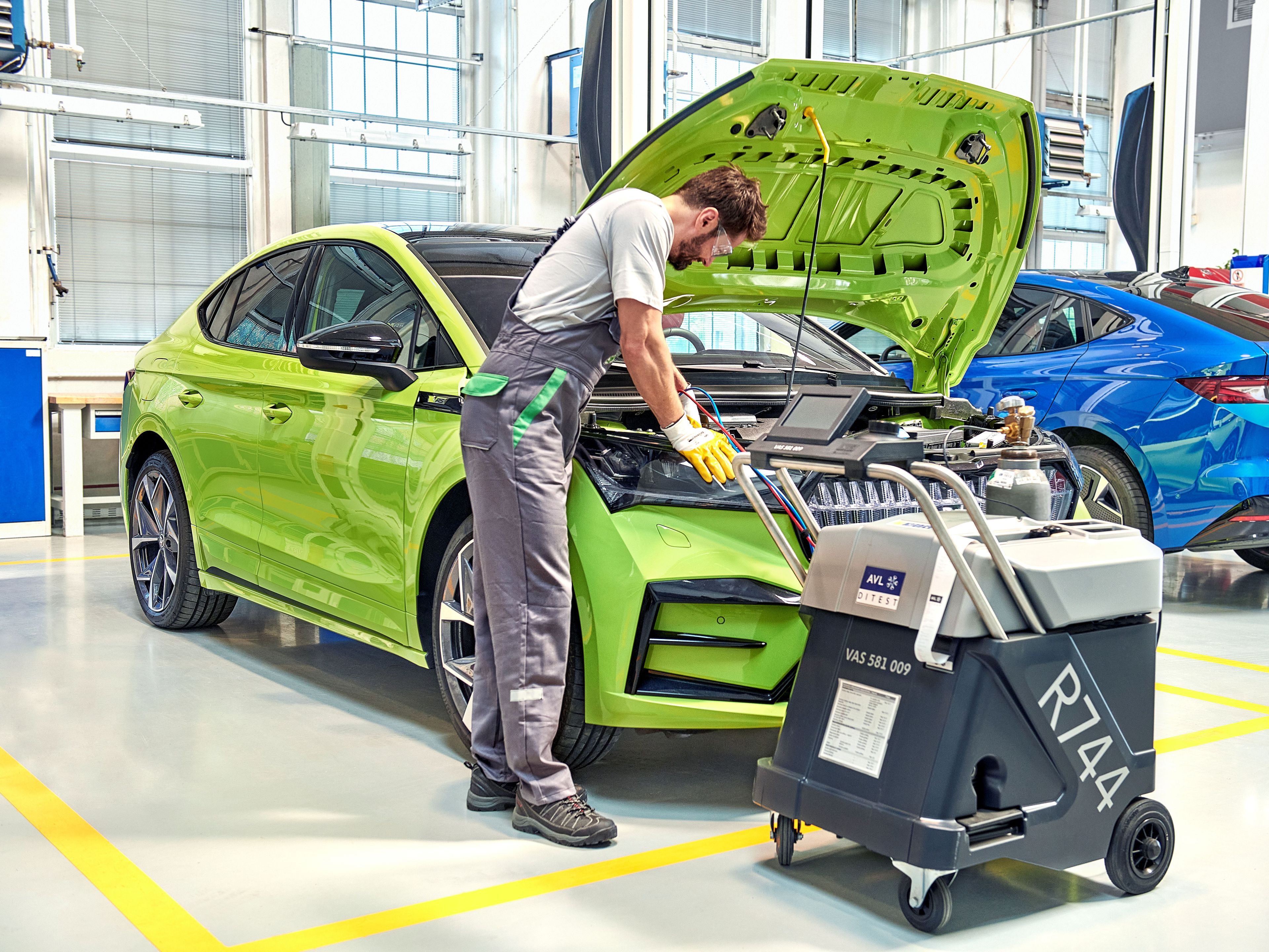 Servisni svetovalec pregleduje klimatsko napravo v vozilu Škoda