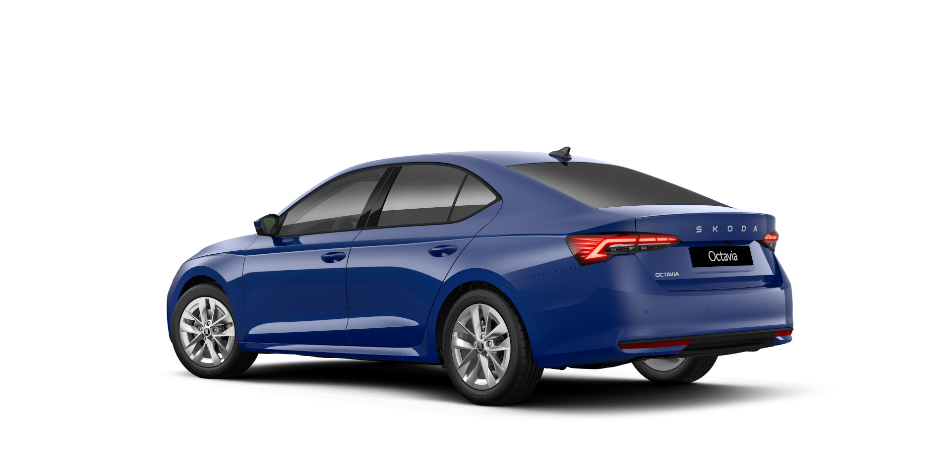 Modra osebno vozilo, limozina, Škoda Octavia s-temnimi stekli, parkomirani s pogledom od zadaj. Avto ima elegantno, aerodinamično obliko.
