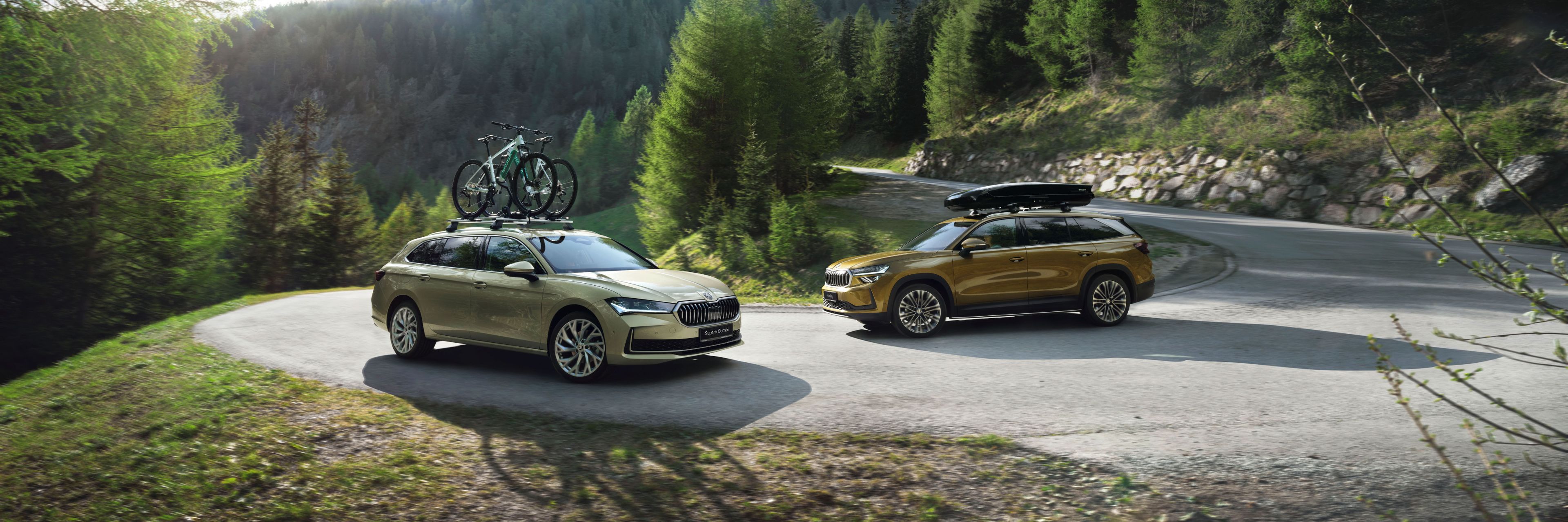Vozilo Kodiaq in vozilo Superb se vozita po gozdni poti