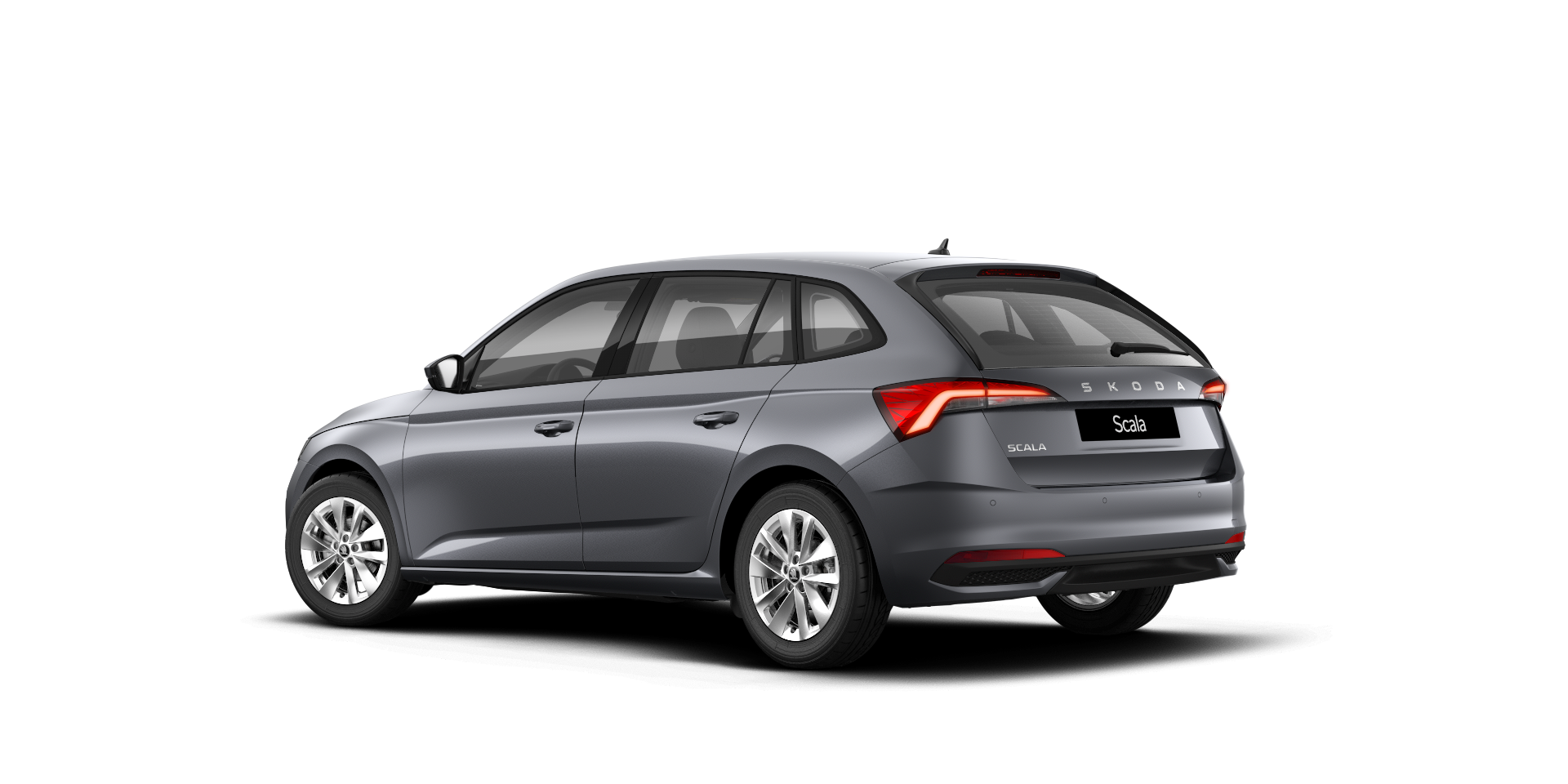 Siva limuzina Škoda Scala, prikazana od zadaj in z leve strani. Avto ima moderna zadnja svetila, temna stekla in elegantno obliko. Na zadnjih vratih je napis "Škoda Scala".