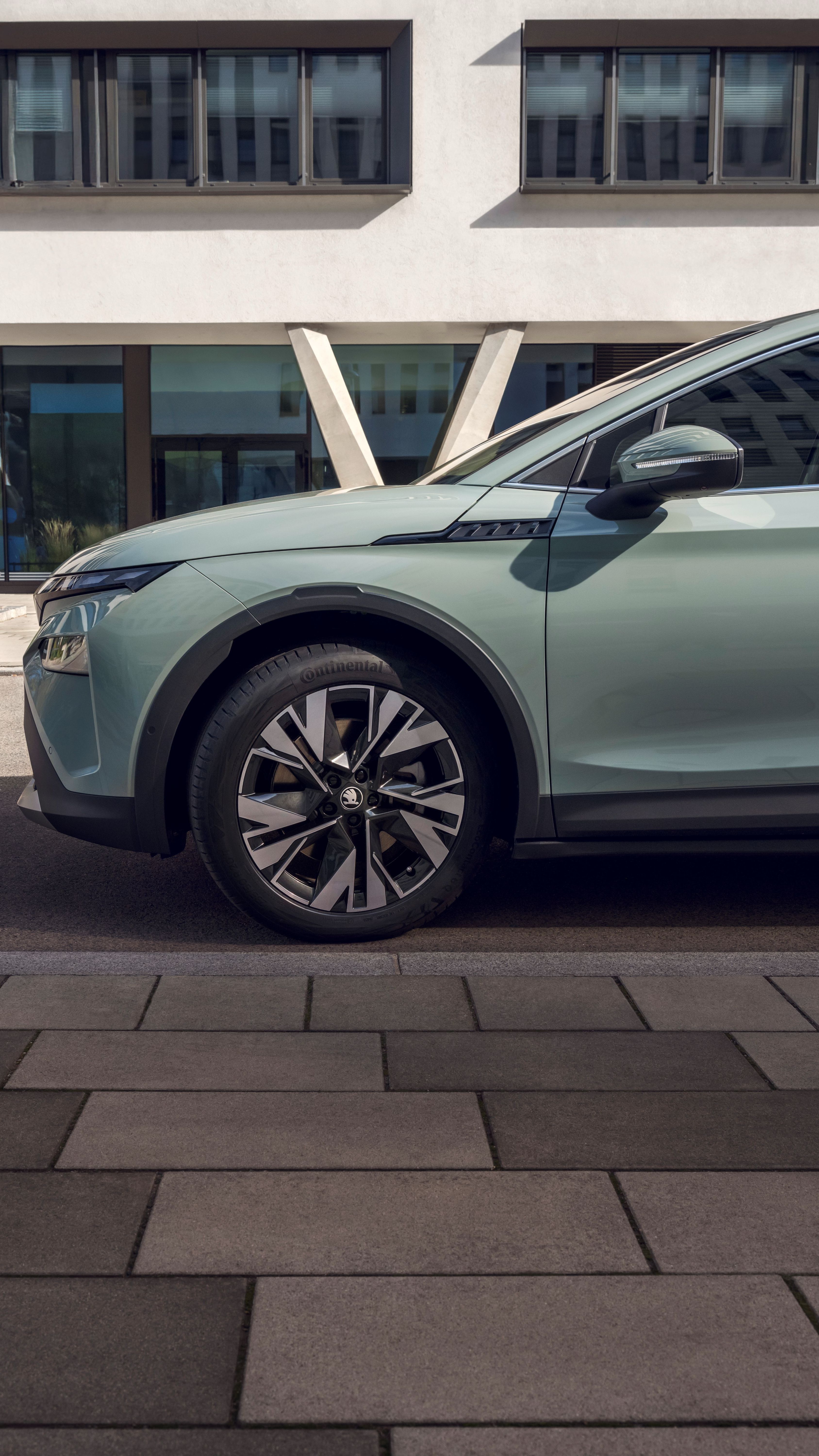 Stranski pogled na vozilo Elroq Škoda, kjer je vidni levi bok vozila in pnevmatika