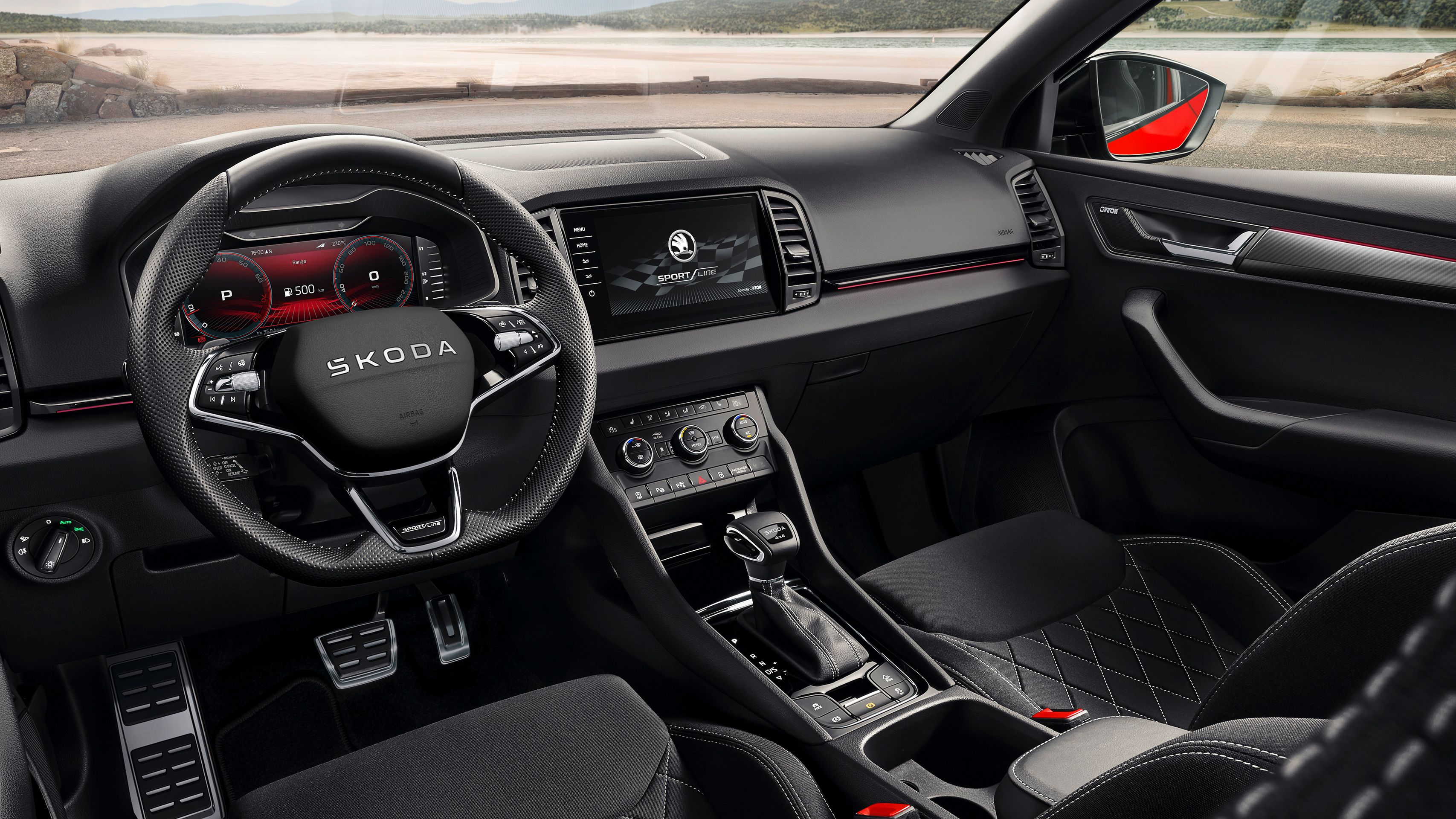 Notranjost avtomobila Škoda Karoq z moderno zasnovo. Usnjeni sedeži, športni volan in digitalni zaslon. V ozadju je reka in kamnita ograja.