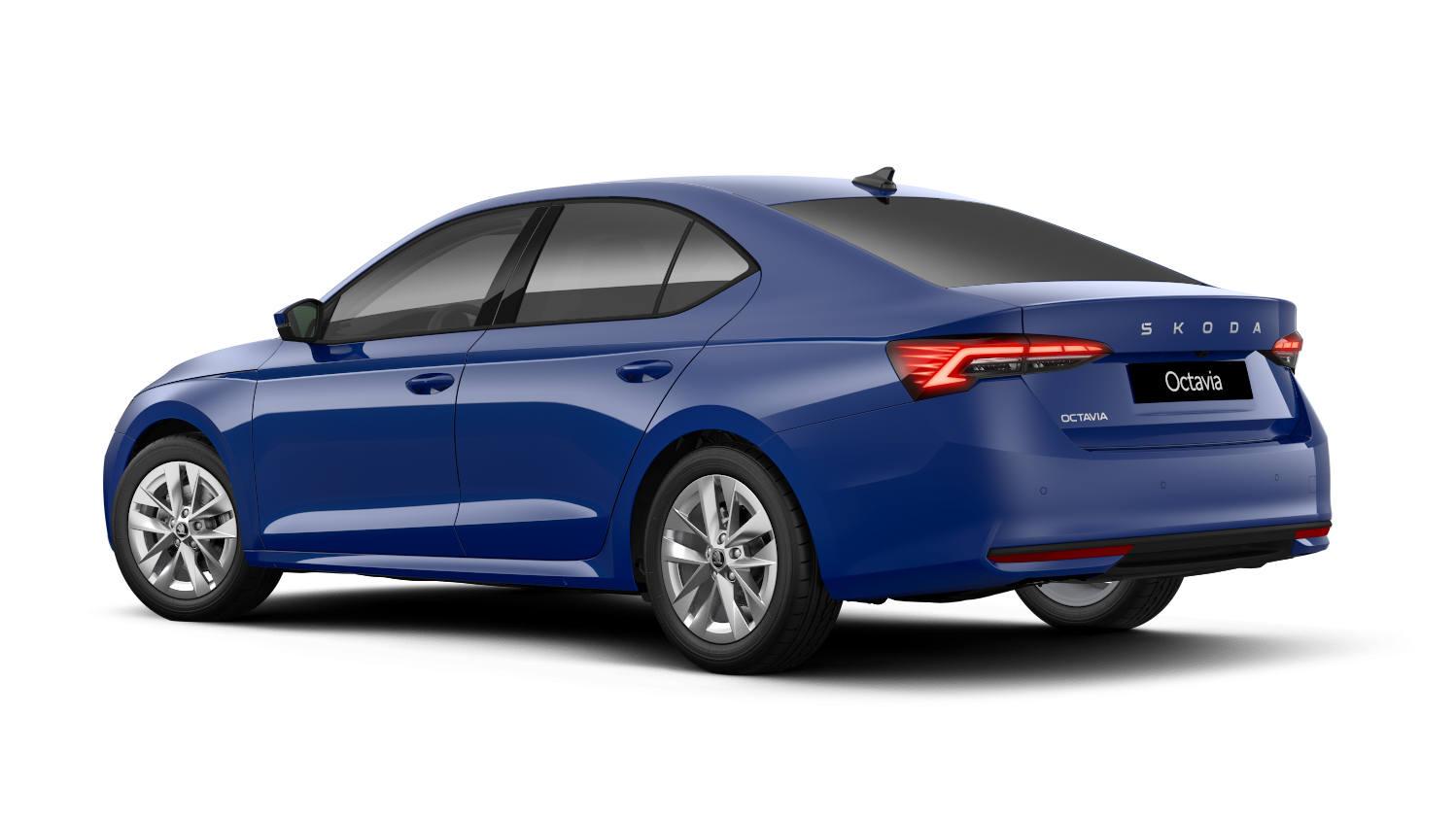 Modri avtomobil znamke Škoda Octavia je prikazan s strani in zadaj. Avto ima elegantne linije in temne steklene površine.