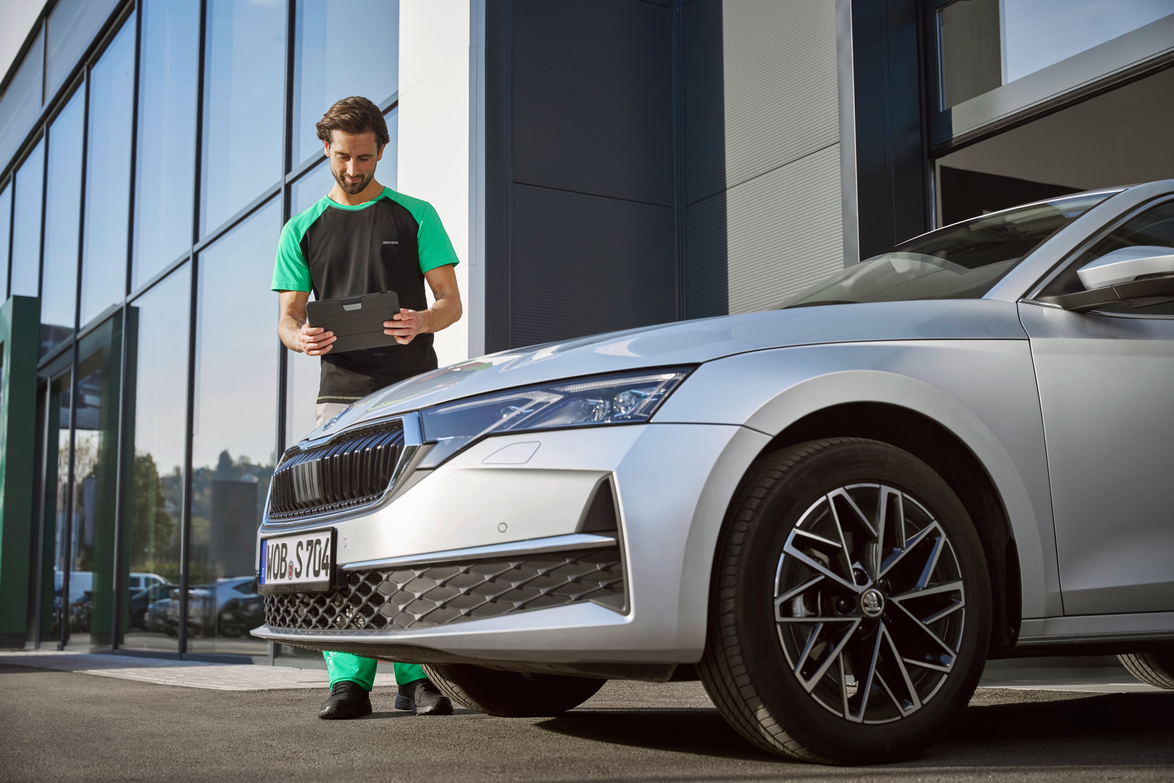 Servisni svetovalec Škoda pregleduje vozilo