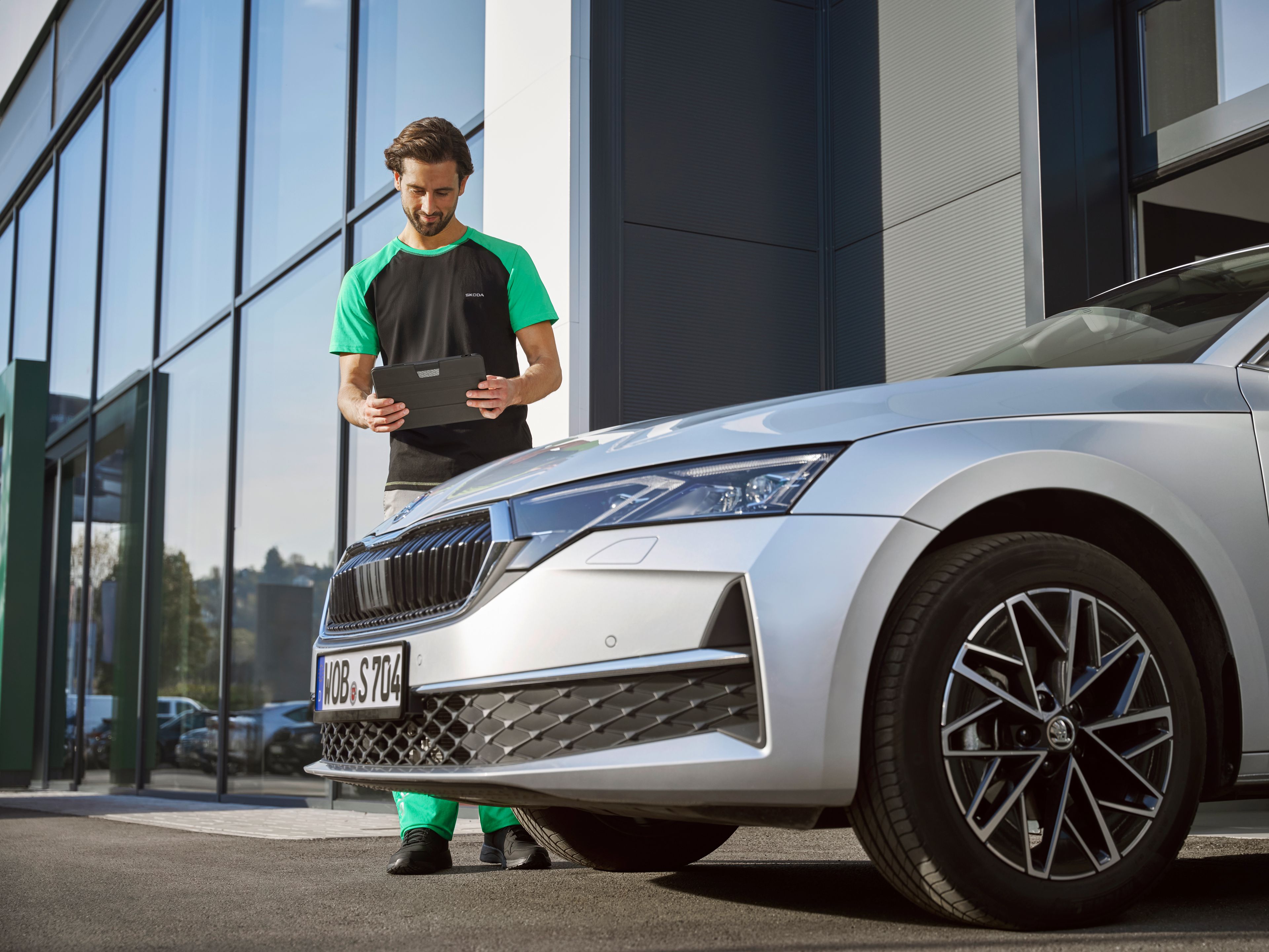 Servisni svetovalec Škoda pregleduje vozilo