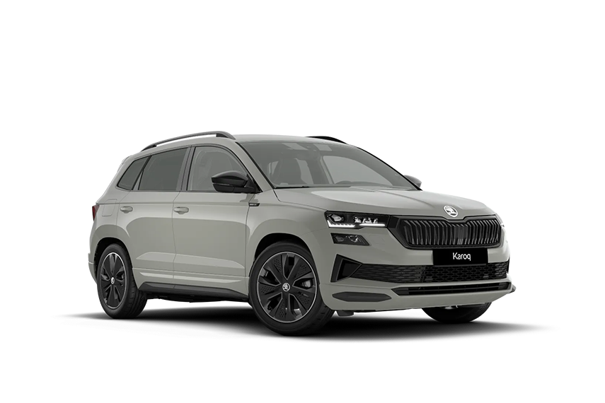 Na sliki je siv Škoda Karoq, srednje velik SUV avtomobil. Ima črna platišča in sodoben dizajn ter se nahaja na beli podlagi. Vozilo je parkirano v treh četrtinah prikaza z desne strani.