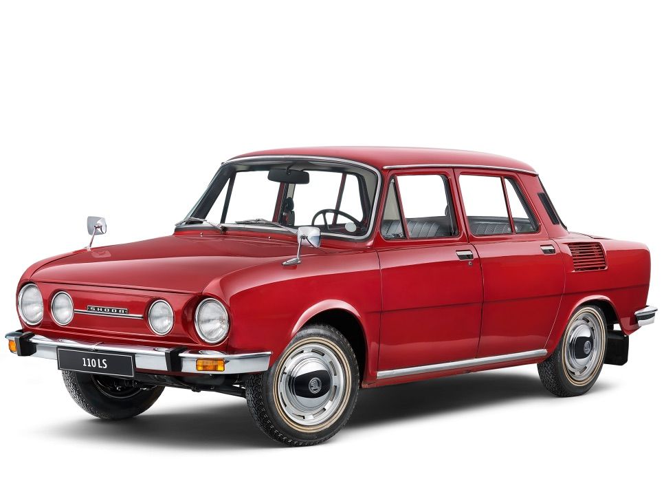 Na sliki je klasičen rdeč avtomobil Škoda 110LS, štirivratni model iz sedemdesetih let. Ima kromirane odbijače in okrogle sprednje luči. Avto je parkiran na beli podlagi.