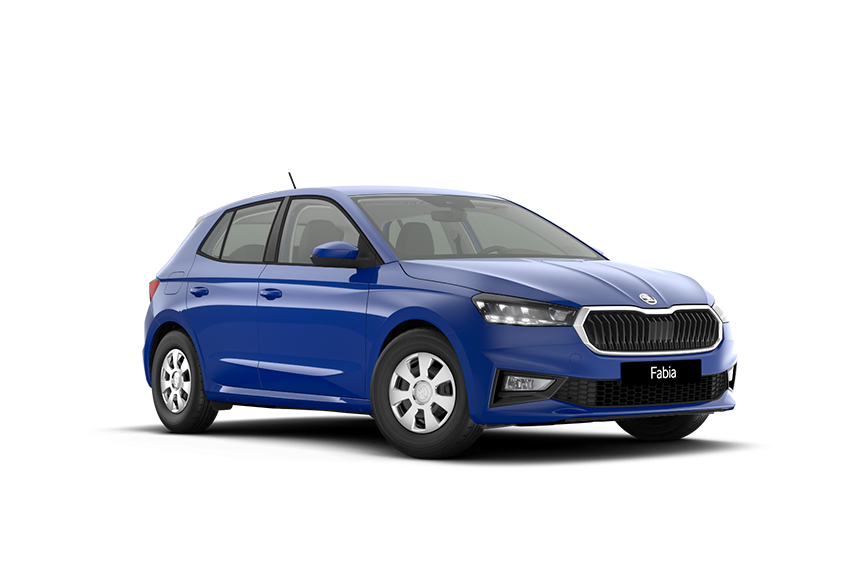 Modra Škoda Fabia predstavlja majhen družinski avto s štirimi vrati. Ima sodoben dizajn in kompaktno obliko. Avtomobil stoji na belem ozadju.