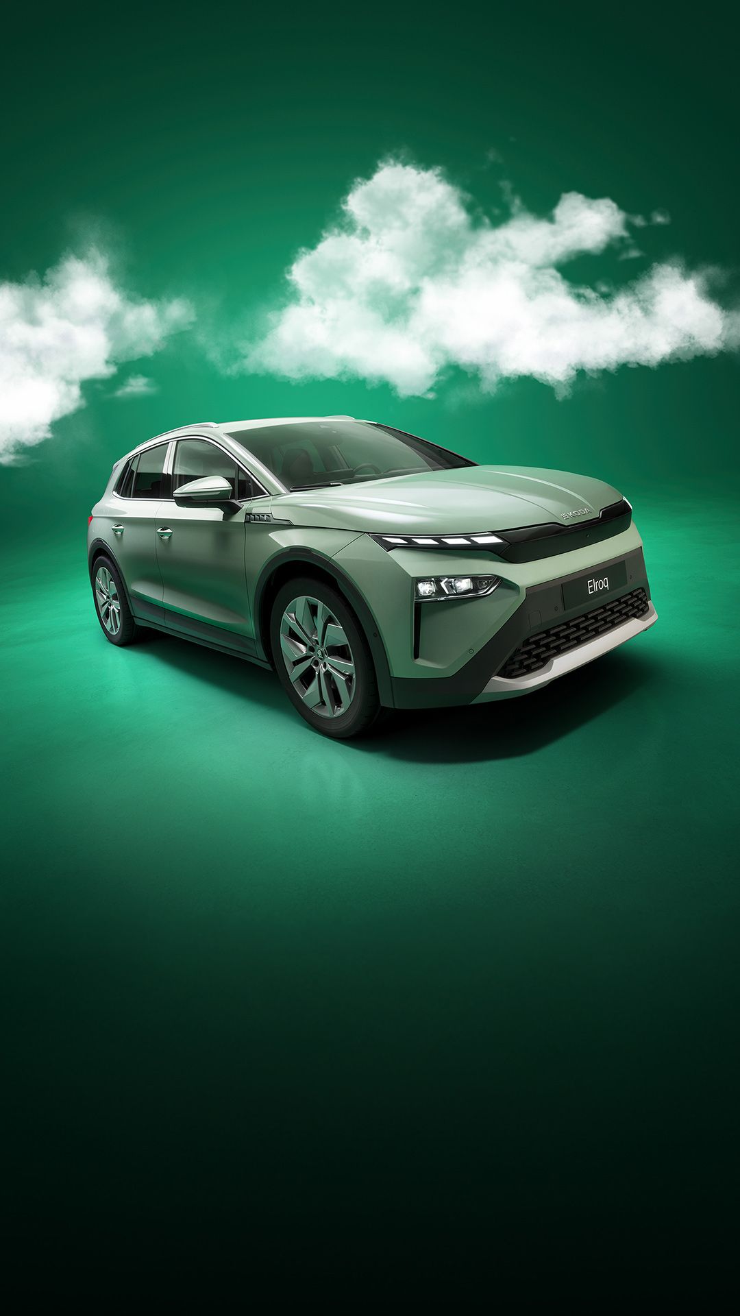Sodobni električni avtomobil v zeleni barvi stoji na svetlečem zelenem ozadju. Avto ima športno obliko z ostrimi linijami. V ozadju sta vidna dva oblaka.