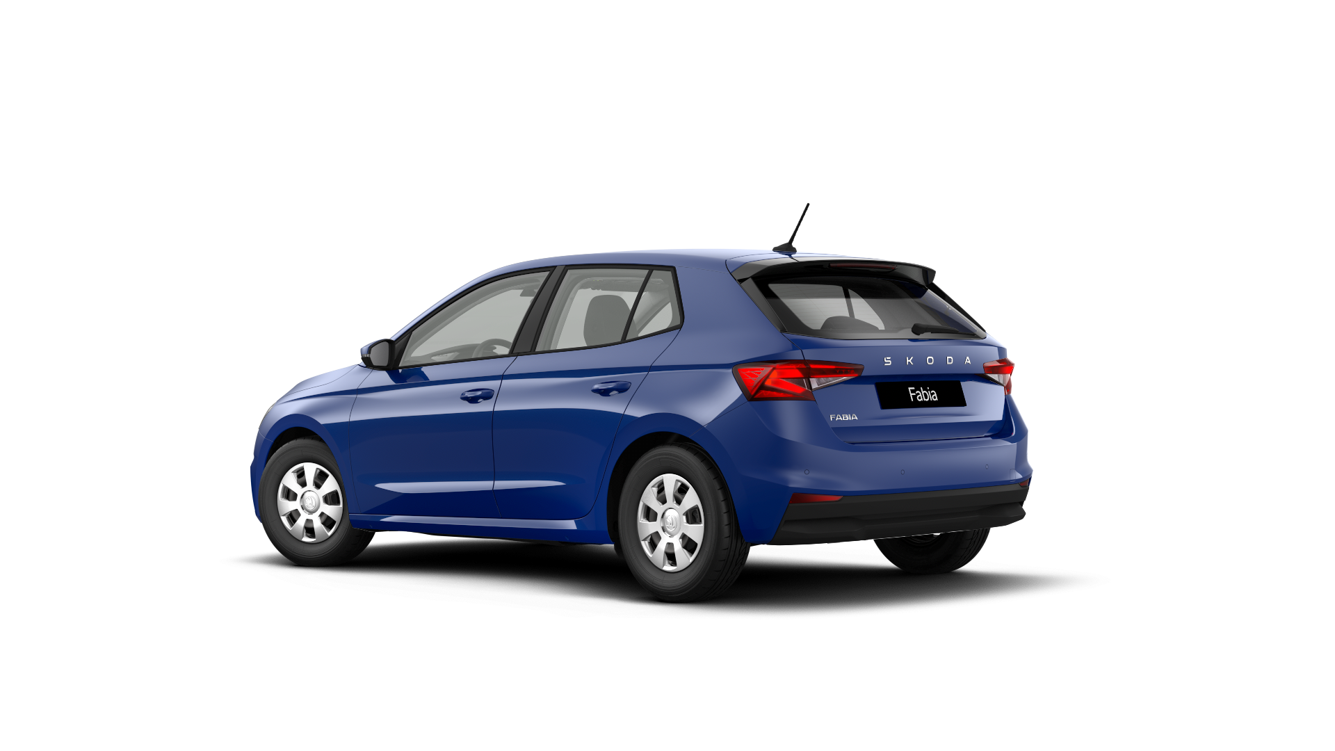 Modra Škoda Fabia, gledano pod kotom od zadaj. Avto ima štiri vrata in zadnji spojler. Na zadku je vidna značilna Škoda značka.