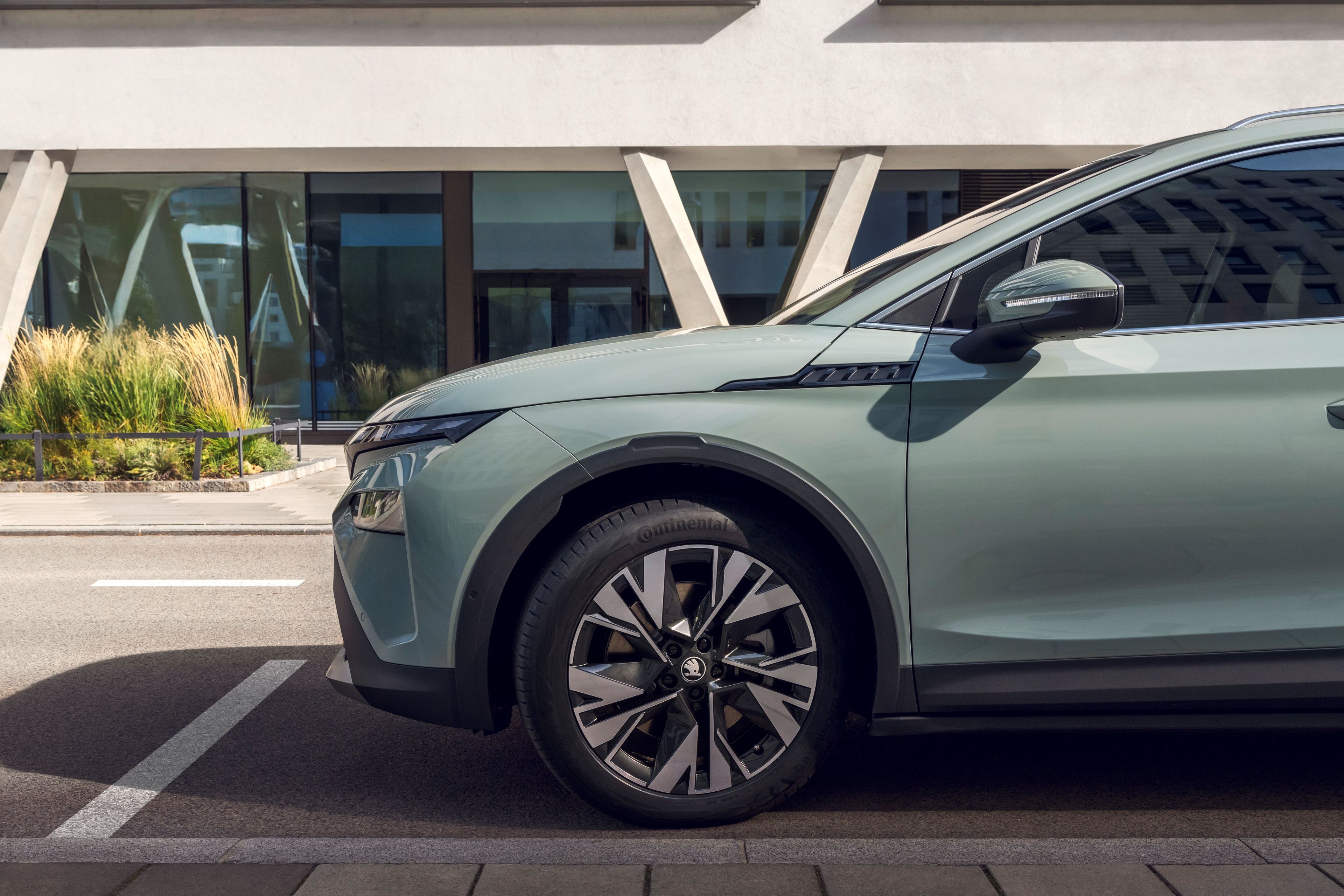 Stranski pogled na vozilo Elroq Škoda, kjer je vidni levi bok vozila in pnevmatika