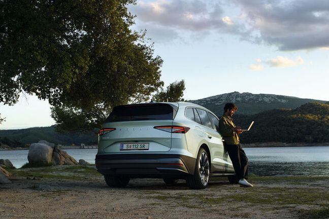 Škoda Enyaq iV parkiran ob jezeru