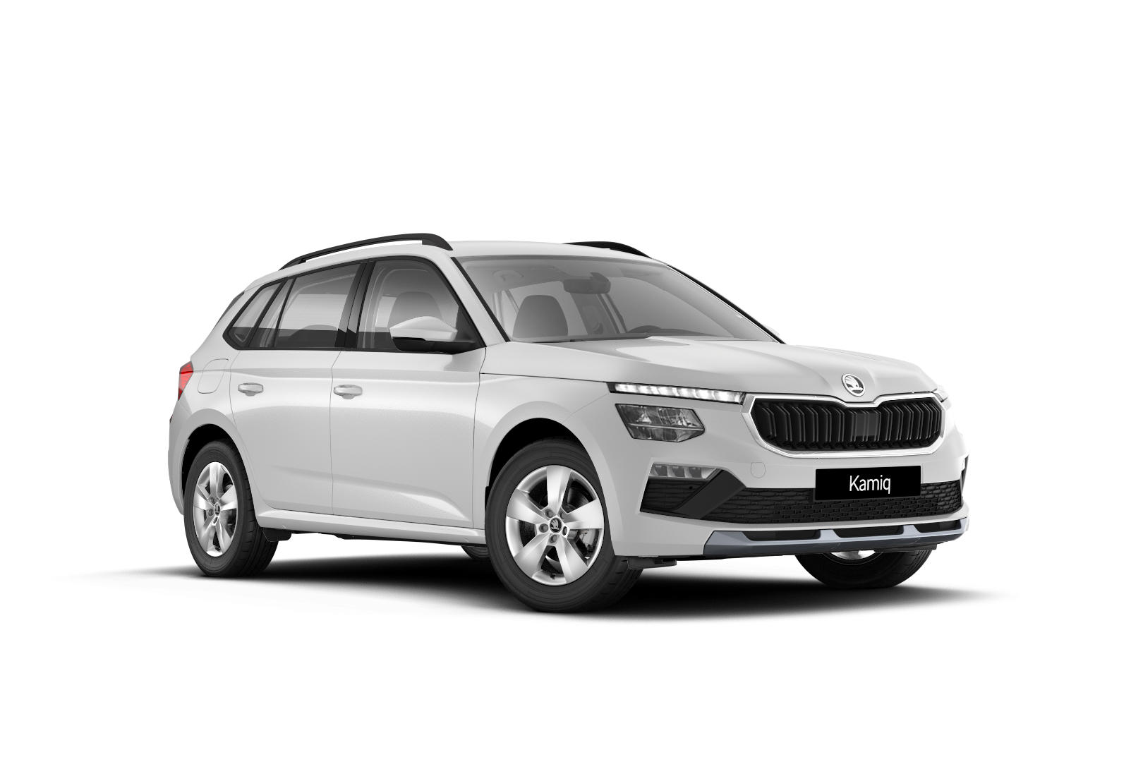 Bel športni terenec znamke Škoda. Avto ima štiri vrata in sodobno oblikovanje. V ospredju je črna maska z logotipom Škoda.