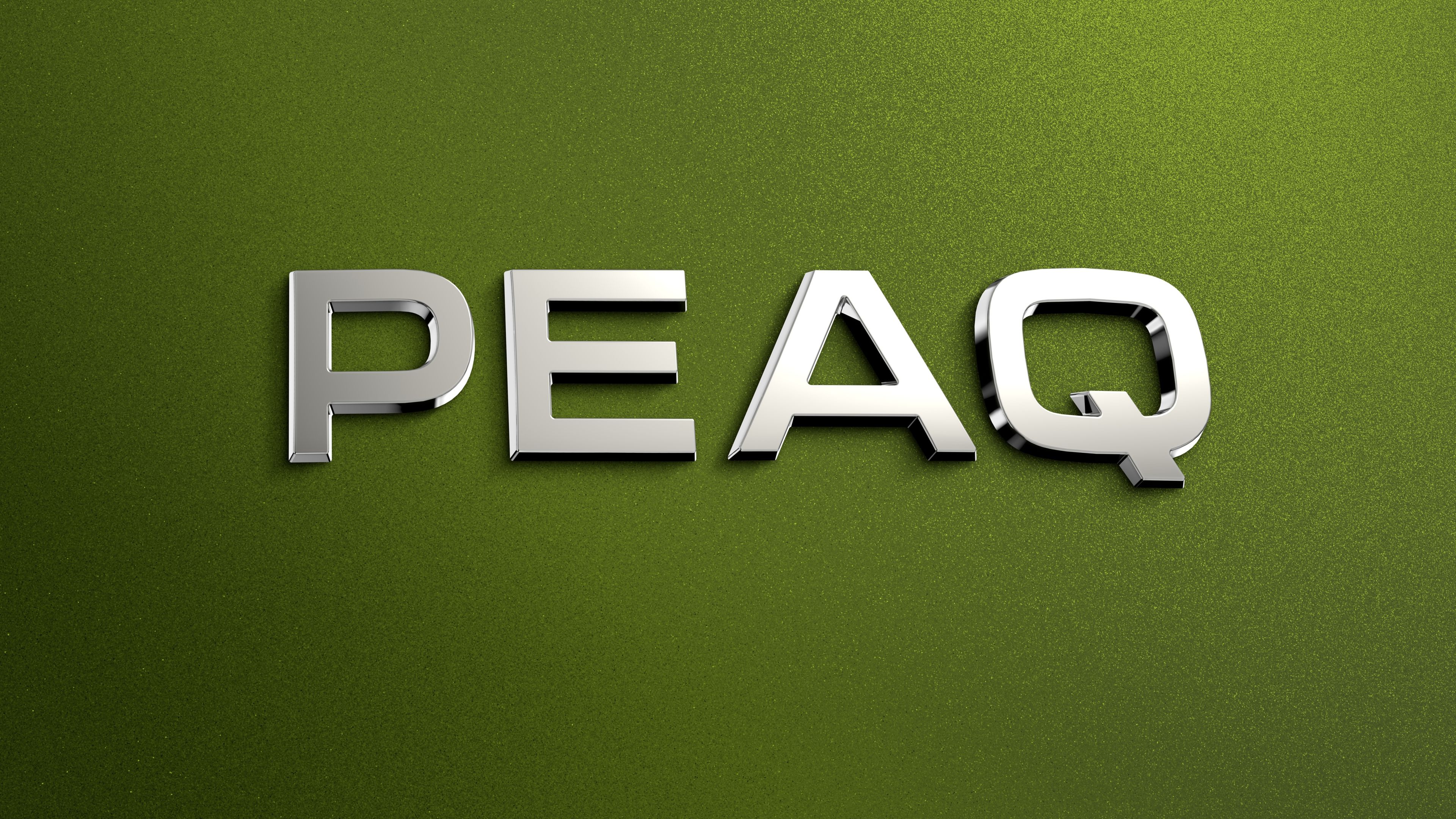 Napis PEAQ v srebrni barvi na zeleni ozadju.
