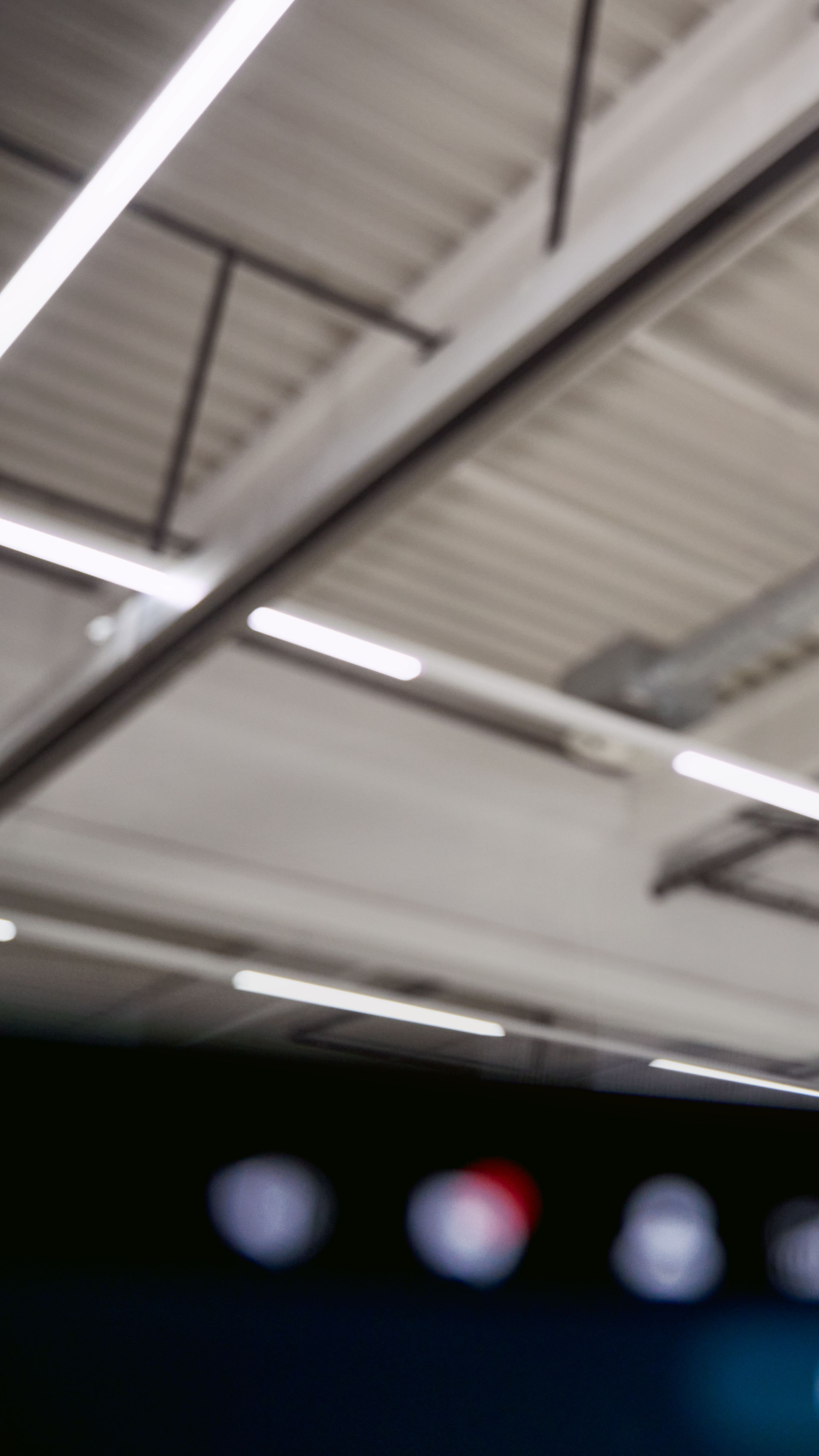 Serviserka preverja poškodbo vetrobranskega stekla na vozilu Škoda v servisni delavnici