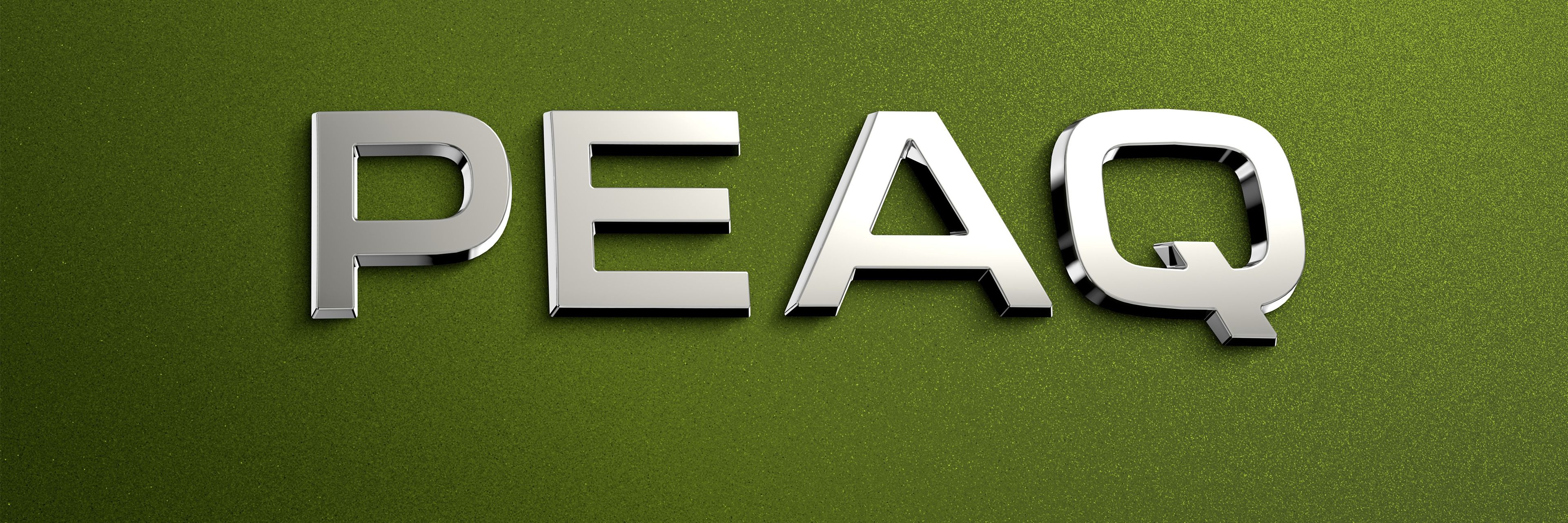 Besedilo "PEAQ" je prikazano v srebrni barvi na zeleni ozadju.