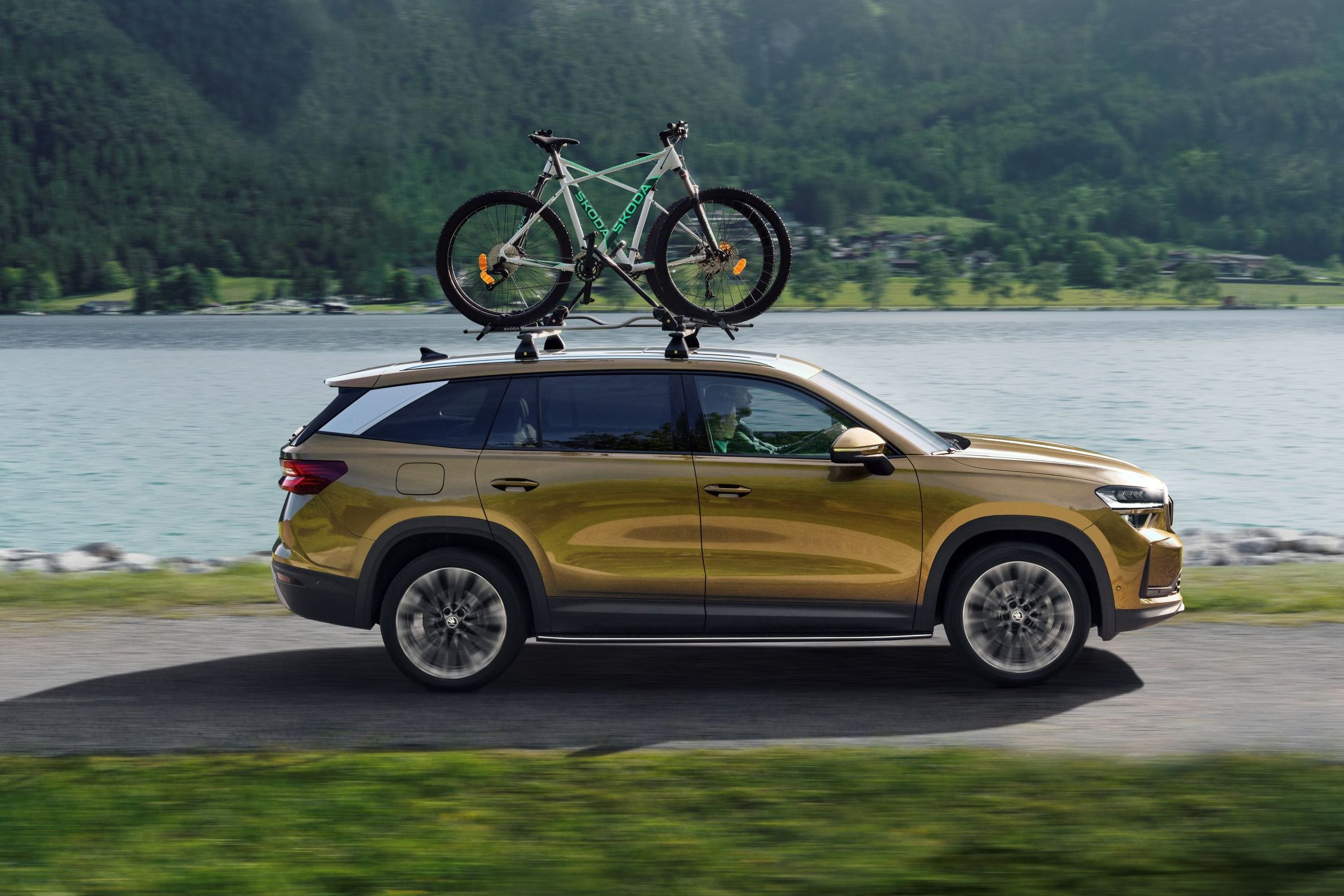 Vozijo Kodiaq se vozi po cesti