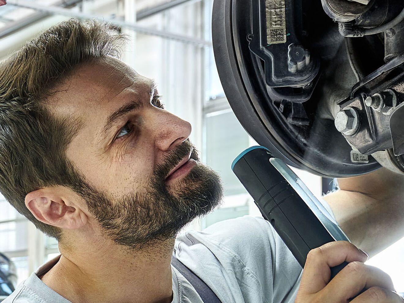 Ein Škoda Mechaniker bei der Arbeit