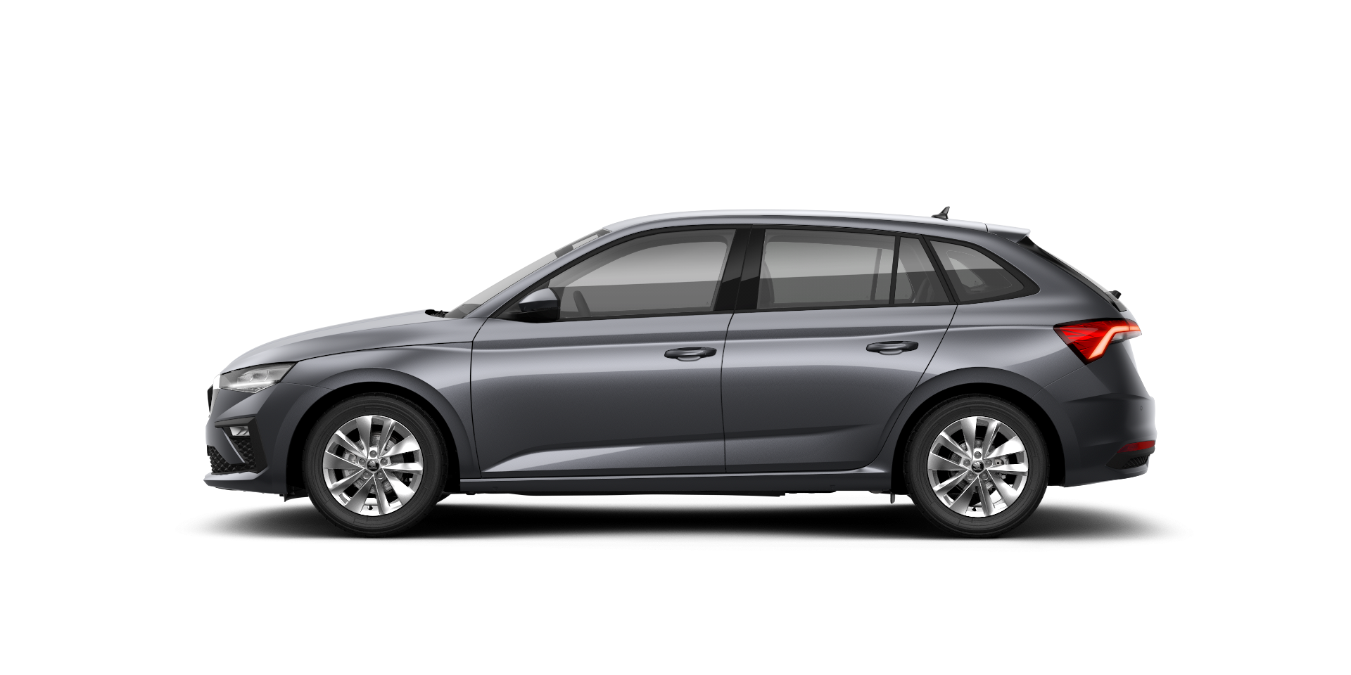 Stranski pogled na siv osebni avtomobil. Avto ima 5 vrat in aerodinamično obliko. Vozilo je parkirano na mestu brez okolice.