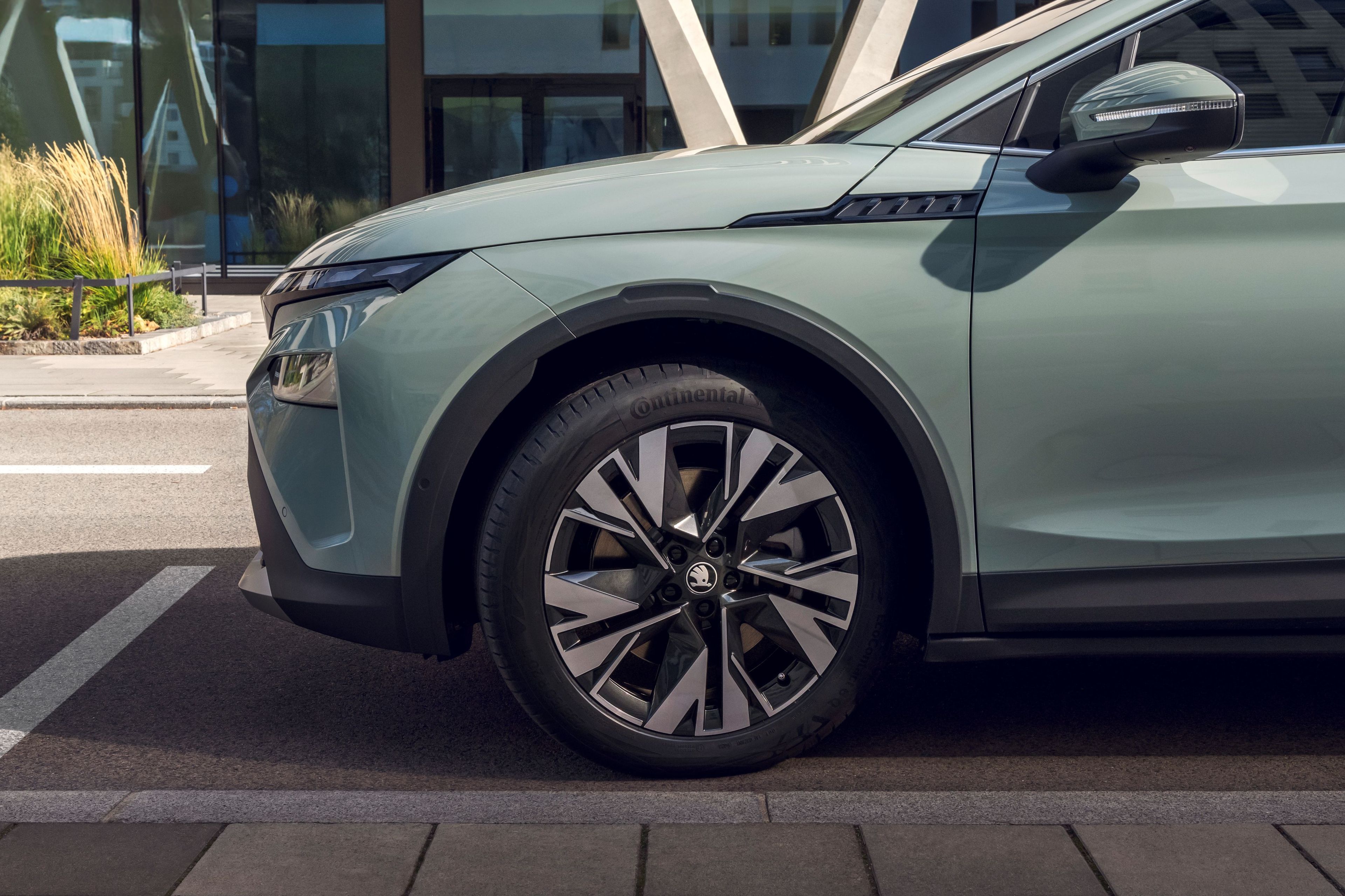 Stranski pogled na vozilo Elroq Škoda, kjer je vidni levi bok vozila in pnevmatika
