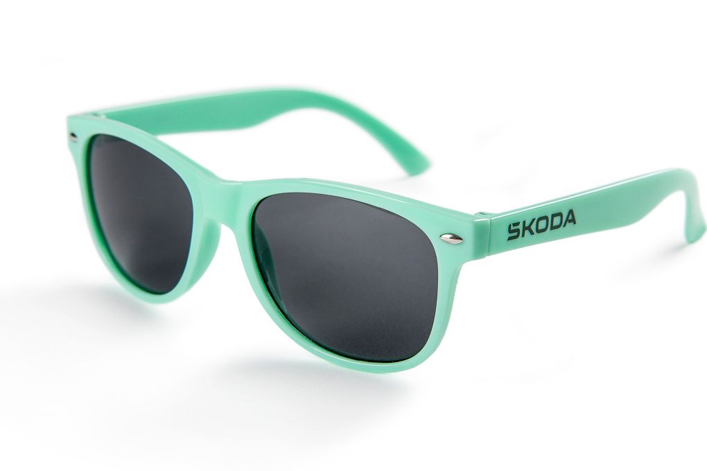Mint zelena sončna očala s črnimi stekli, fotografirana na belem ozadju. Na eni ročki je črn logotip SKODA.