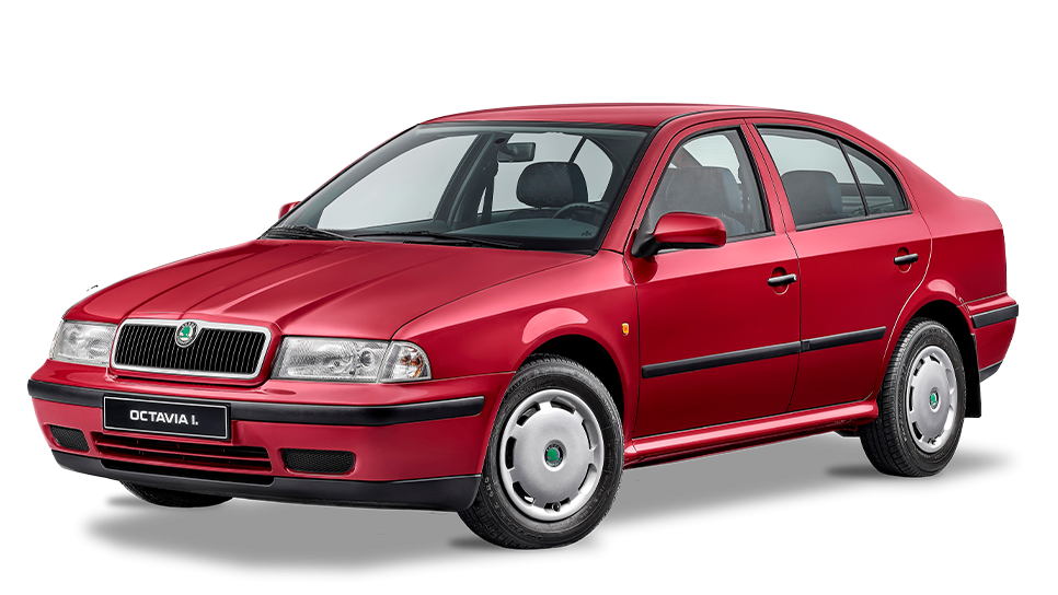 Rdeč osebni avtomobil znamke Škoda Octavia model prve generacije. Avto ima štiri vrata, sprednji žarometi so pravokotni. Vozilo stoji na ploščadi.