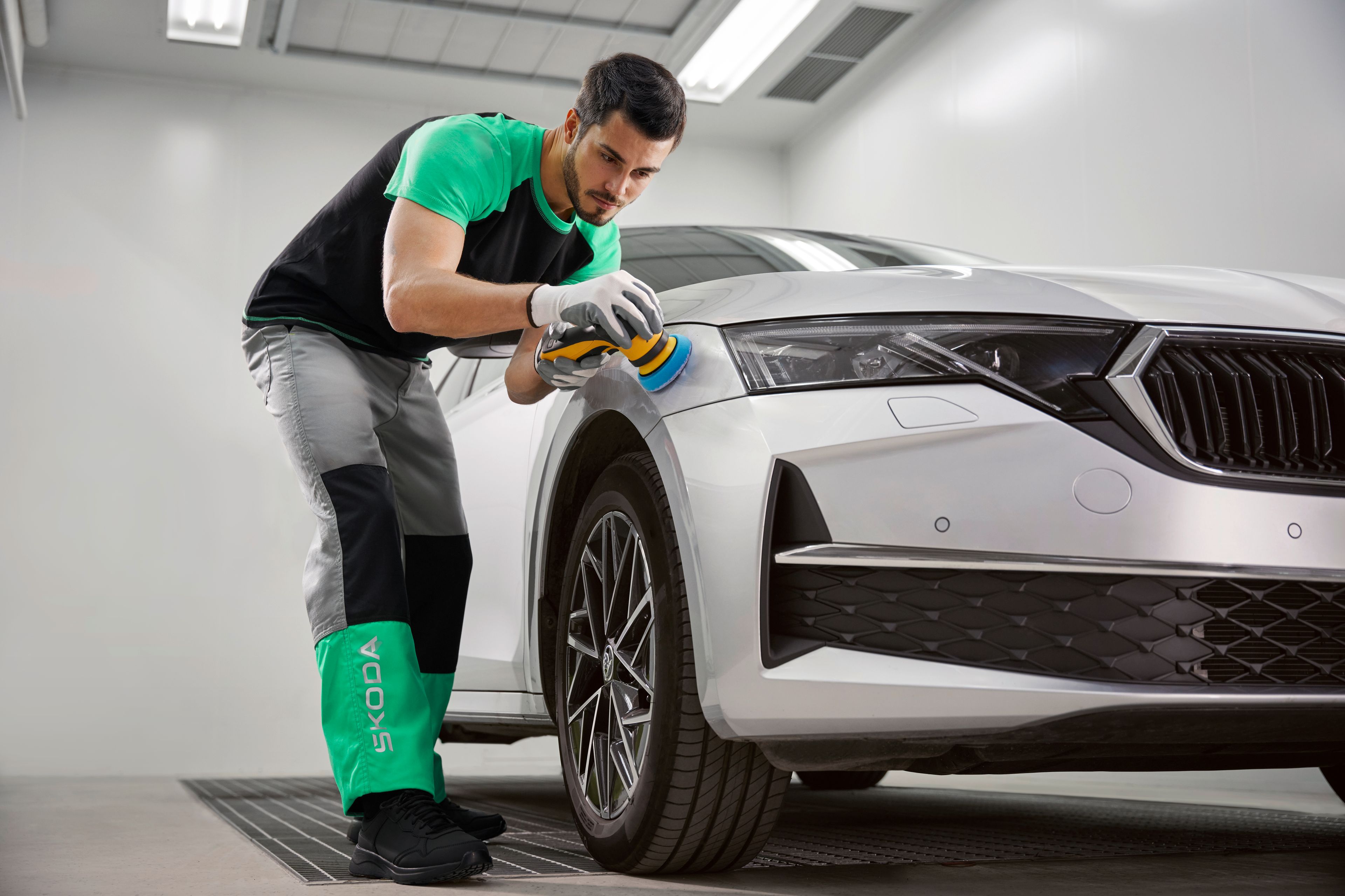 Serviser polira vozilo Škoda