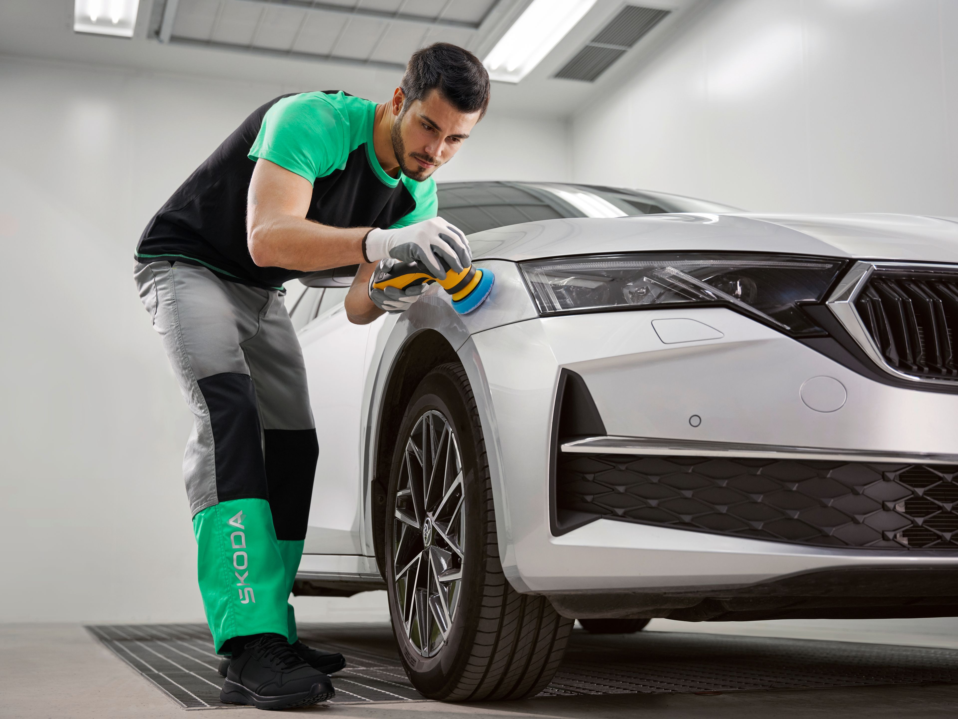 Serviser polira vozilo Škoda
