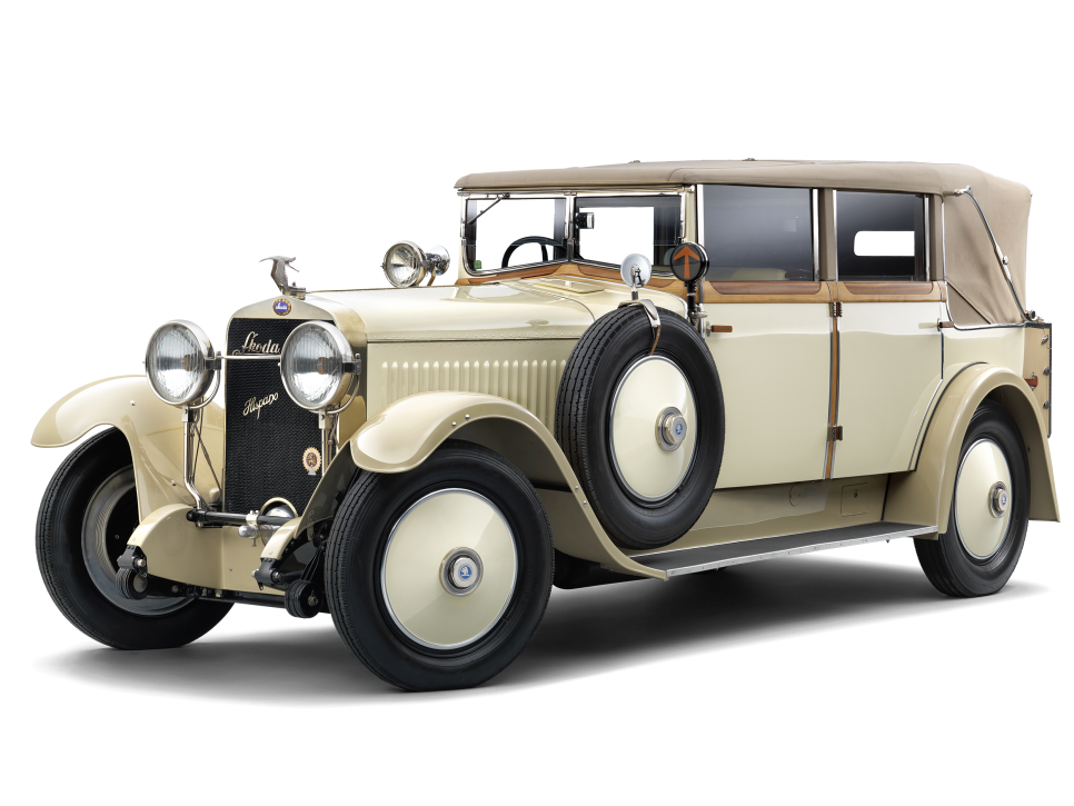 Retro avtomobil znamke Mercedes-Benz, model iz začetka 20. stoletja. Ima bež barvo in rezervno pnevmatiko nameščeno na sprednji strani. Streha je zložljiva in vozilo je v odličnem ohranjenem stanju.