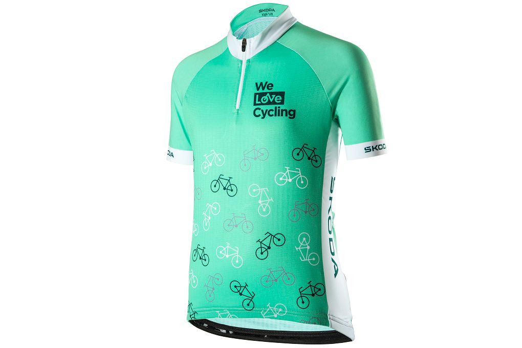 Zelena kolesarska majica s kratkimi rokavi in sprednjo zadrgo do prsi. Na prsih je napis »We Love Cycling«, spodnji del pa je okrašen z vzorcem majhnih koles v različnih odtenkih zelene. Na rokavih in ob strani so vidni logotipi znamke Škoda.