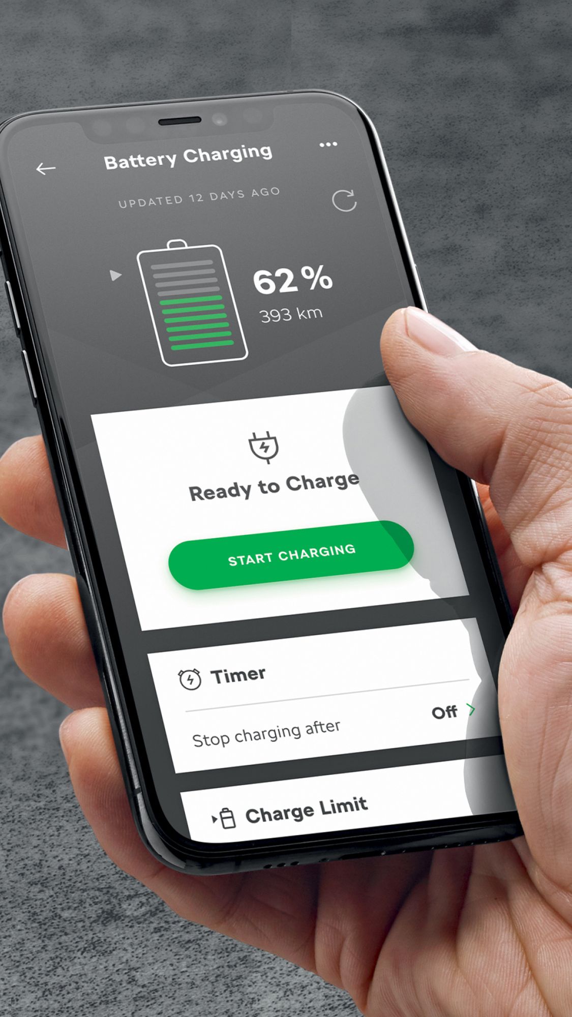 Auf einem Smartphone Display ist der Ladestand der Batterie eines Škoda zu sehen.