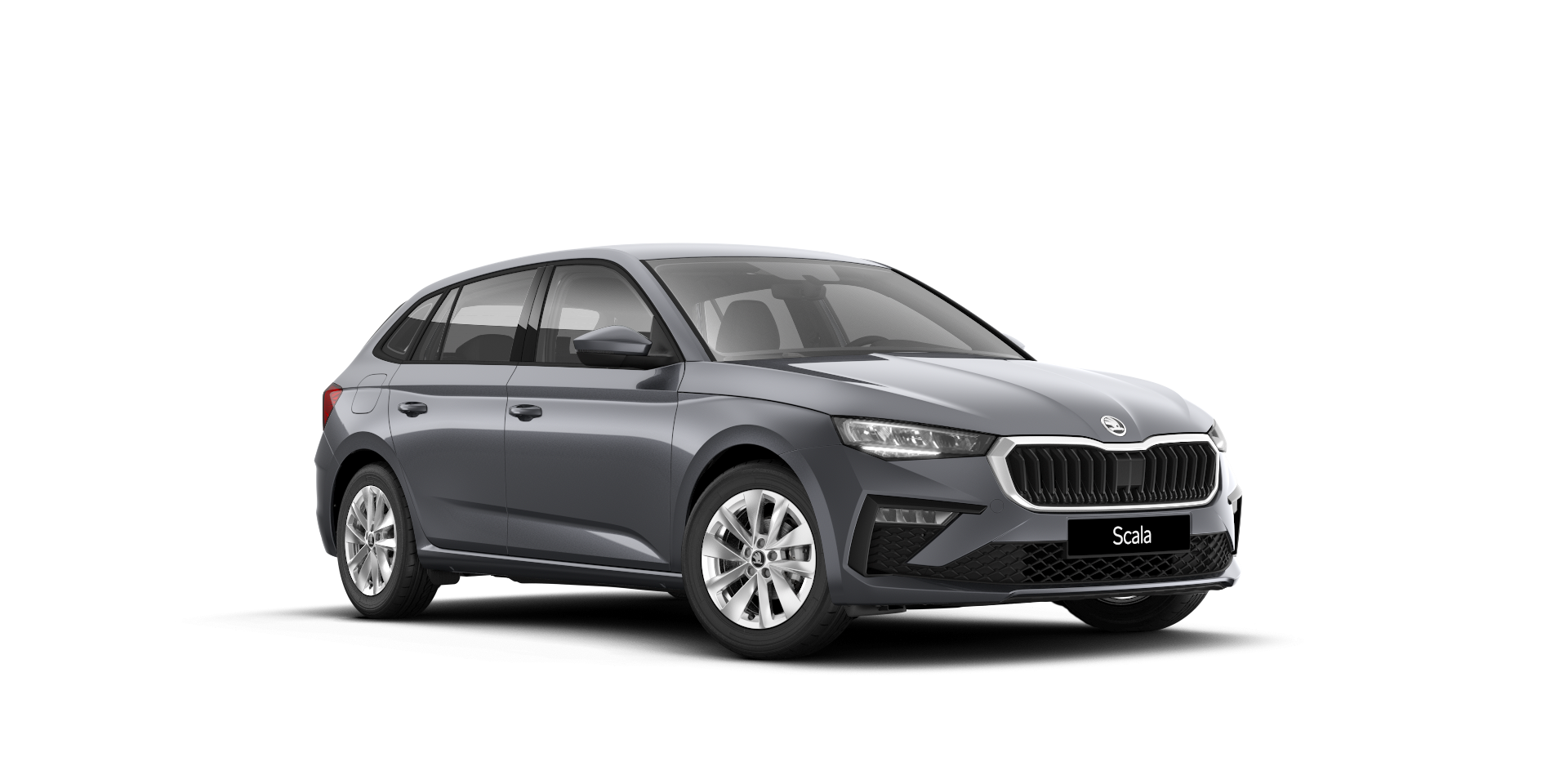 Grafitno siva kovinska kombilimuzina znamke Škoda Scala, fotografirana v mirujočem stanju. Avto je siv in ima moderna žarometa. Stoji na belem ozadju.