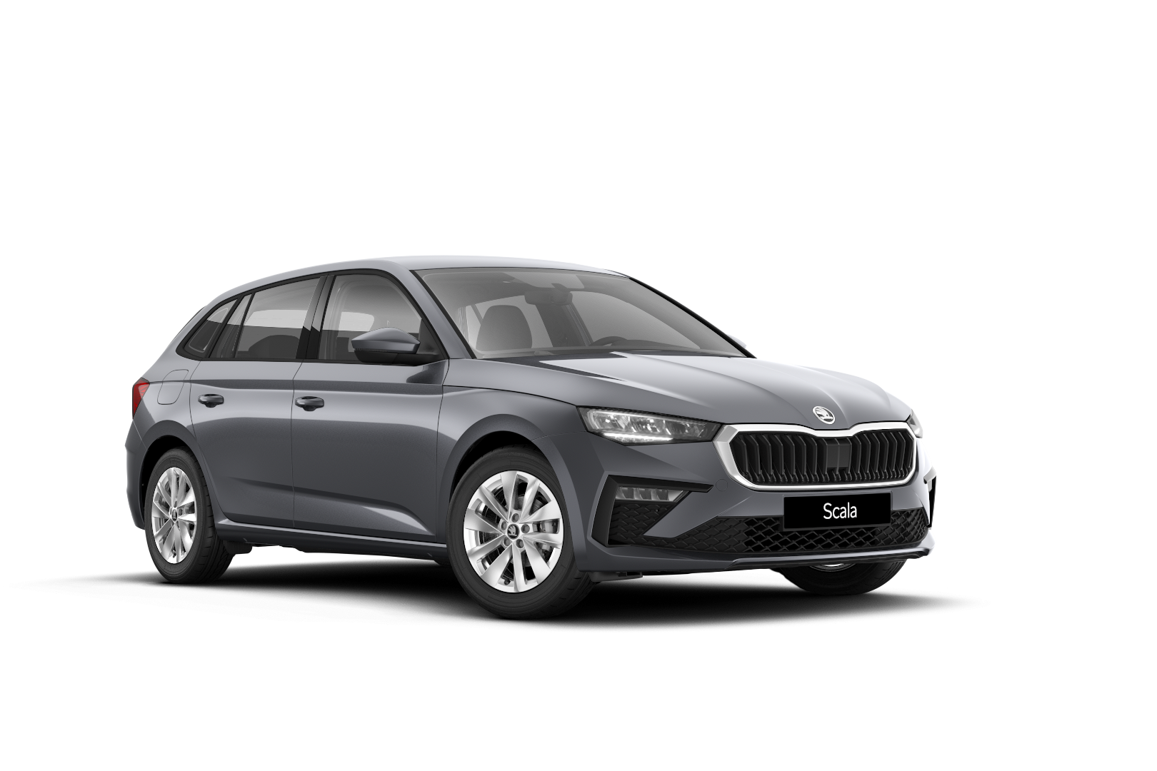 Grafitno siva kovinska kombilimuzina znamke Škoda Scala, fotografirana v mirujočem stanju. Avto je siv in ima moderna žarometa. Stoji na belem ozadju.