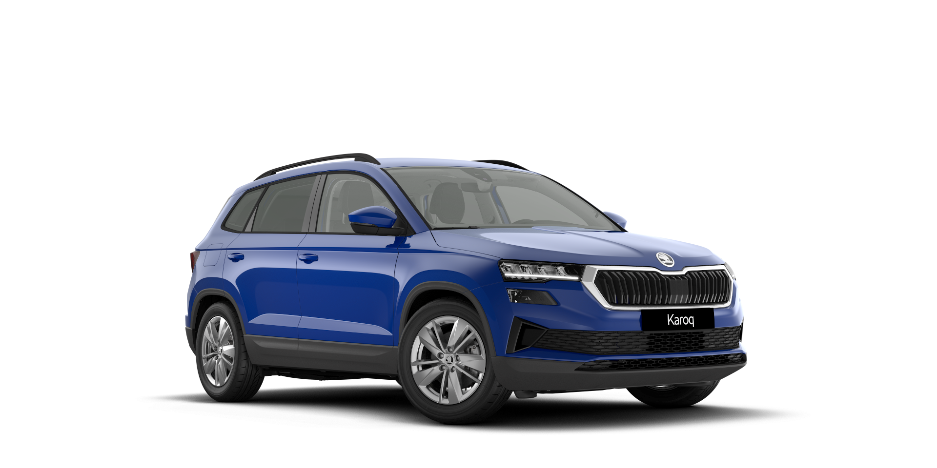 Temno moder SUV Škoda Karoq. Avtomobil ima štiri vrata in se nahaja na beli ozadju. Sprednja rešetka je značilna za znamko Škoda.