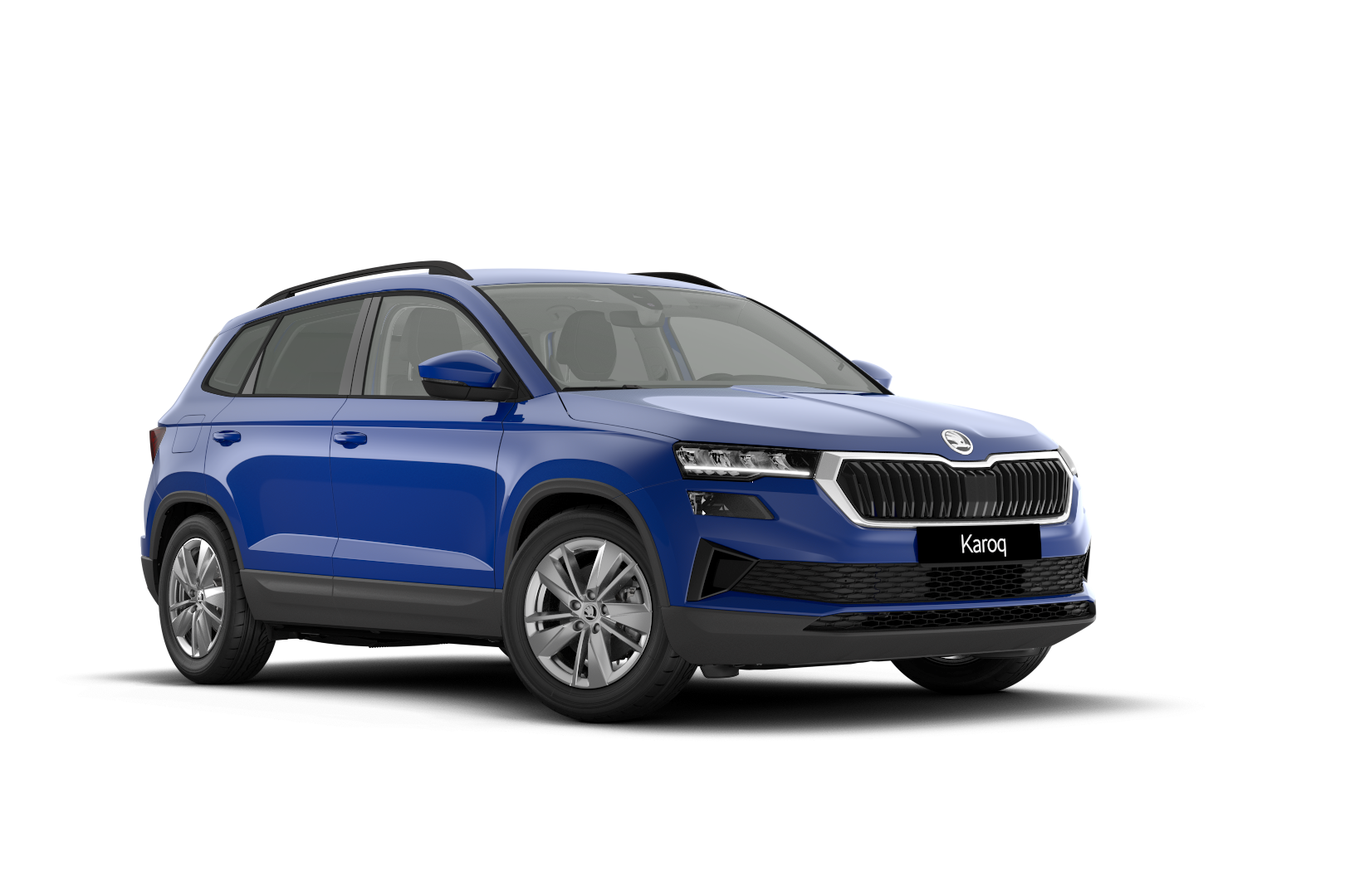 Temno moder SUV Škoda Karoq. Avtomobil ima štiri vrata in se nahaja na beli ozadju. Sprednja rešetka je značilna za znamko Škoda.