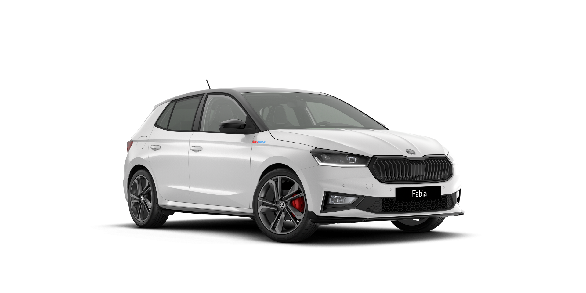 Beli avtomobil Škoda Fabia 130 z dnevnimi lučmi, rdečimi zavorni čeljustmi in črnimi platišči. Avto je parkiran na belem ozadju. Avtomobil je videti sodoben in športen.