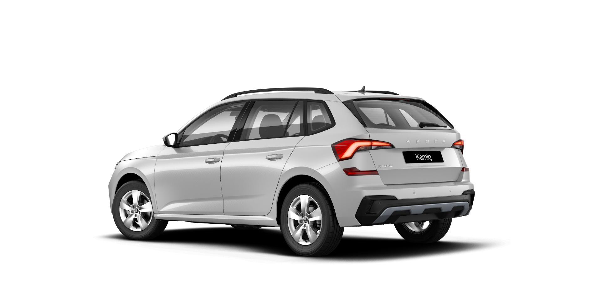 Mesečno bel SUV s petimi vrati, parkiran na belem ozadju. Nome modela je "Kamiq". Zadnja stran avtomobila je obrnjena proti kameri.