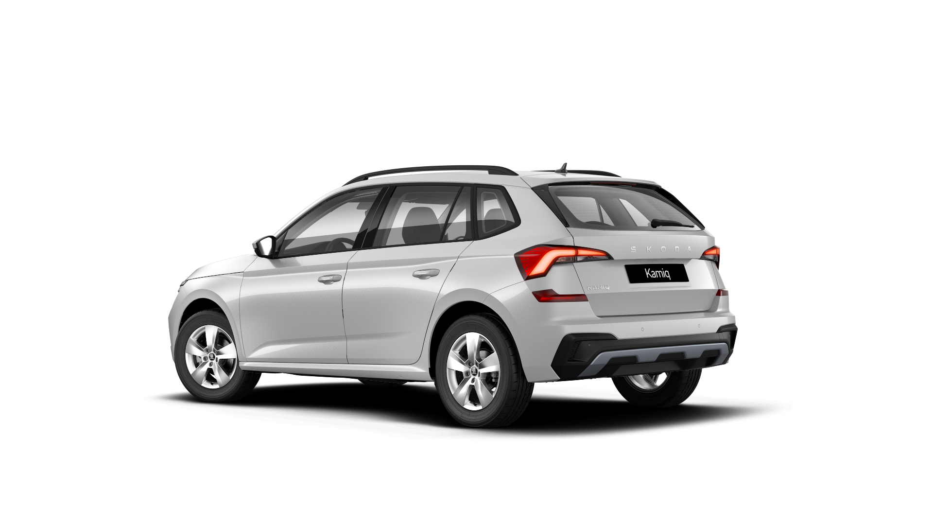 Mesečno bel SUV s petimi vrati, parkiran na belem ozadju. Nome modela je "Kamiq". Zadnja stran avtomobila je obrnjena proti kameri.