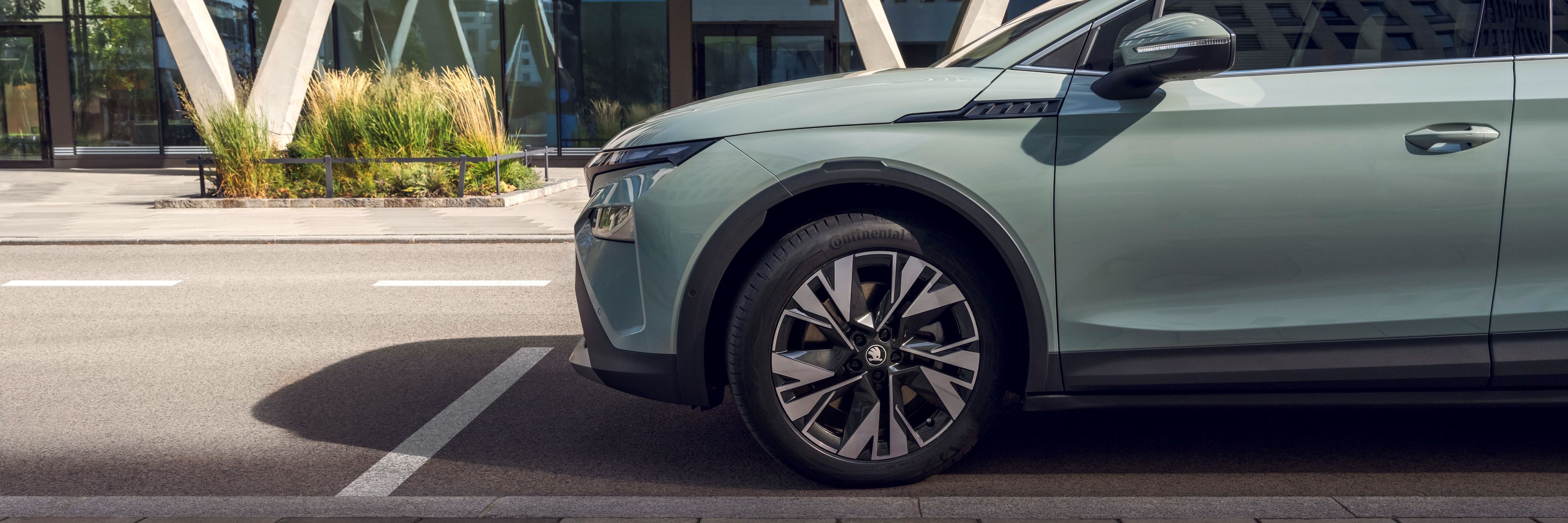 Stranski pogled na vozilo Elroq Škoda, kjer je vidni levi bok vozila in pnevmatika