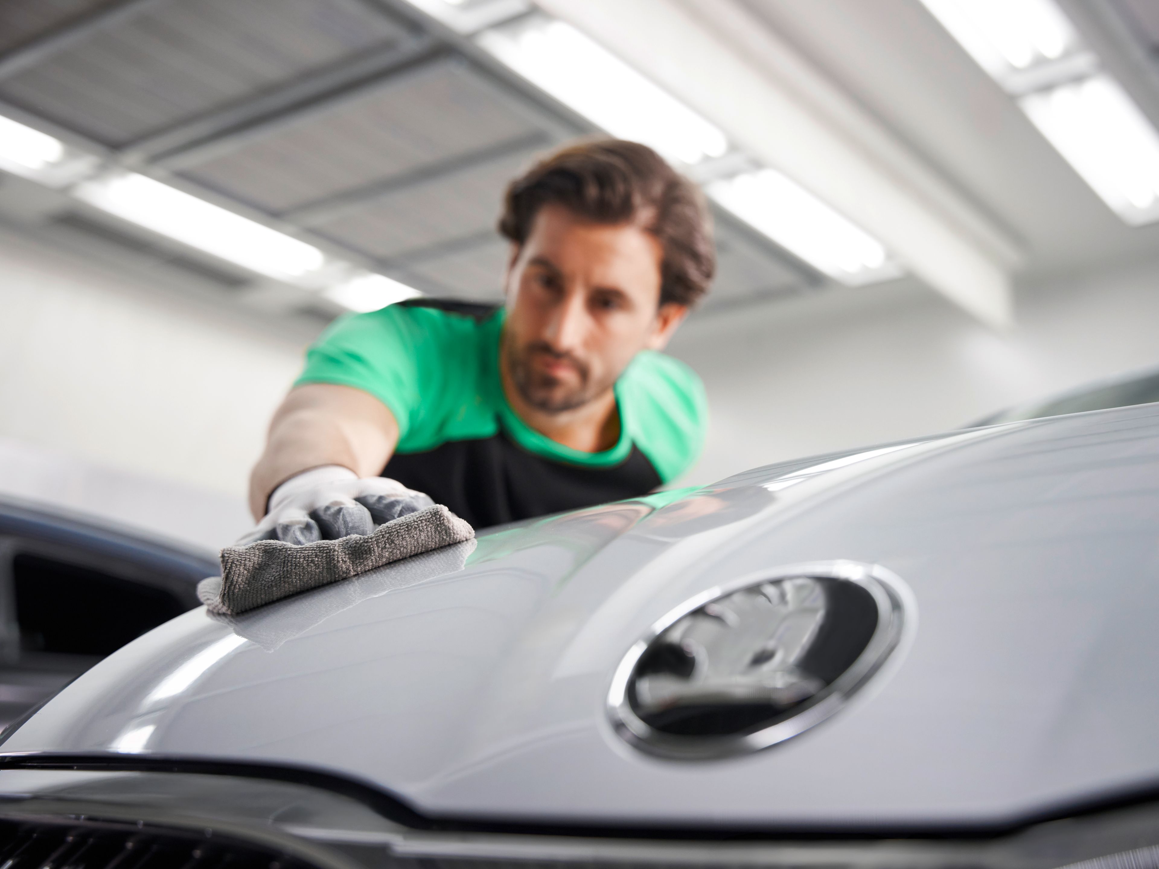 Servisni svetovalec polira vozilo Škoda