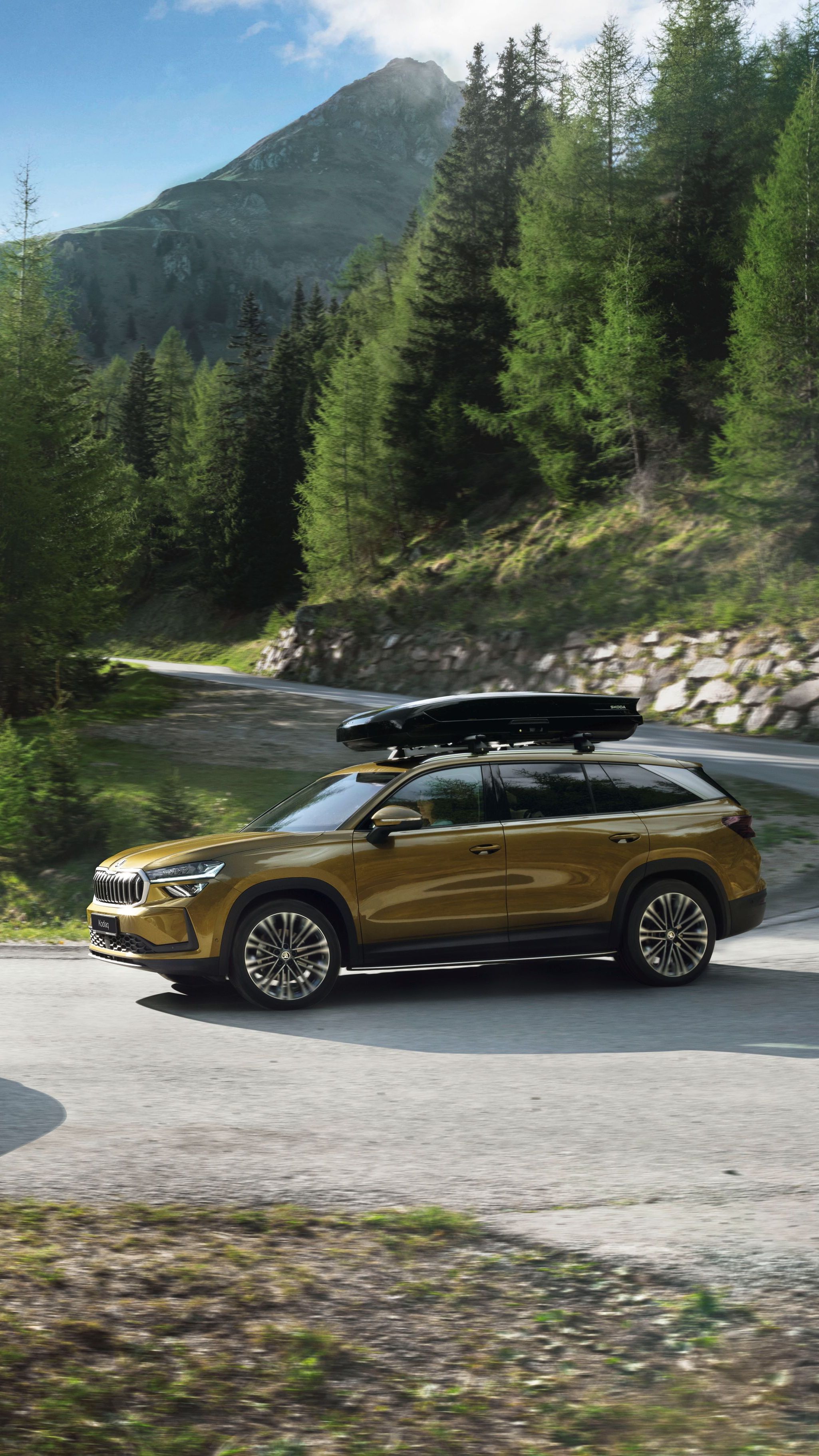 Vozilo Kodiaq in vozilo Superb se vozita po gozdni poti